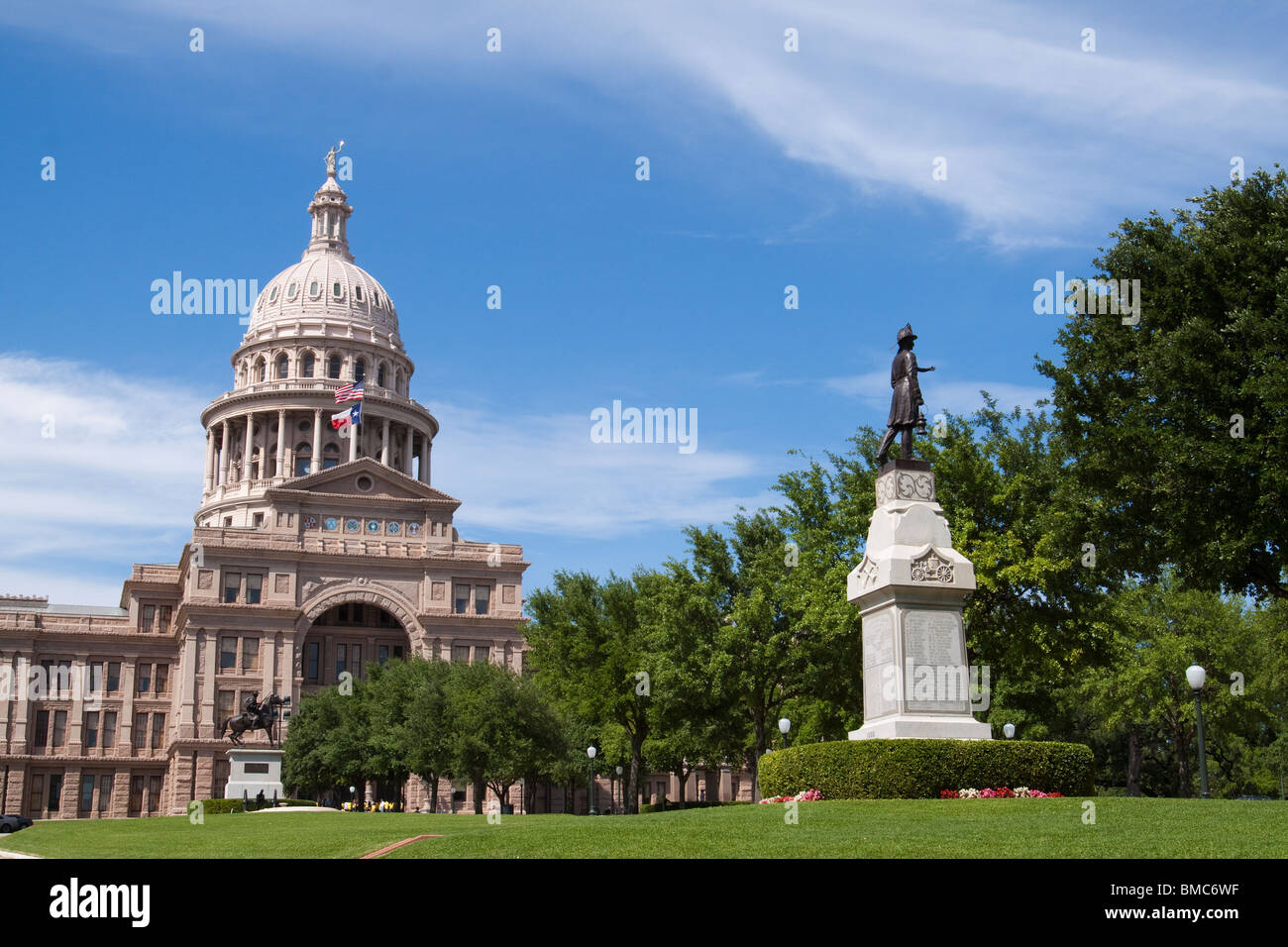 Parte anteriore del Texas State Capitol Building o statehouse di Austin con vigile del fuoco volontario e Texas Rangers statue Foto Stock