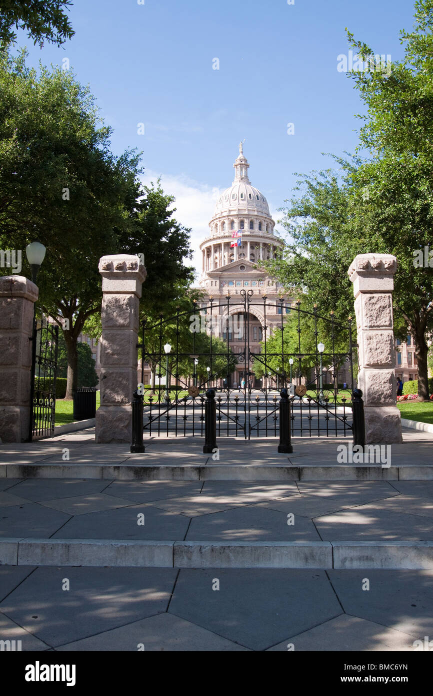Davanti al cancello che conduce al Texas State Capitol Building o statehouse di Austin Foto Stock