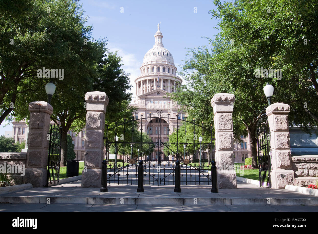 Davanti al cancello che conduce al Texas State Capitol Building o statehouse di Austin Foto Stock