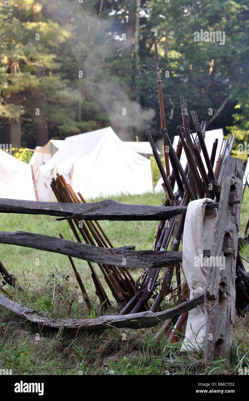 Impilati moschetti - La guerra rivoluzionaria americana (1770's) era la rievocazione accampamento militare Foto Stock