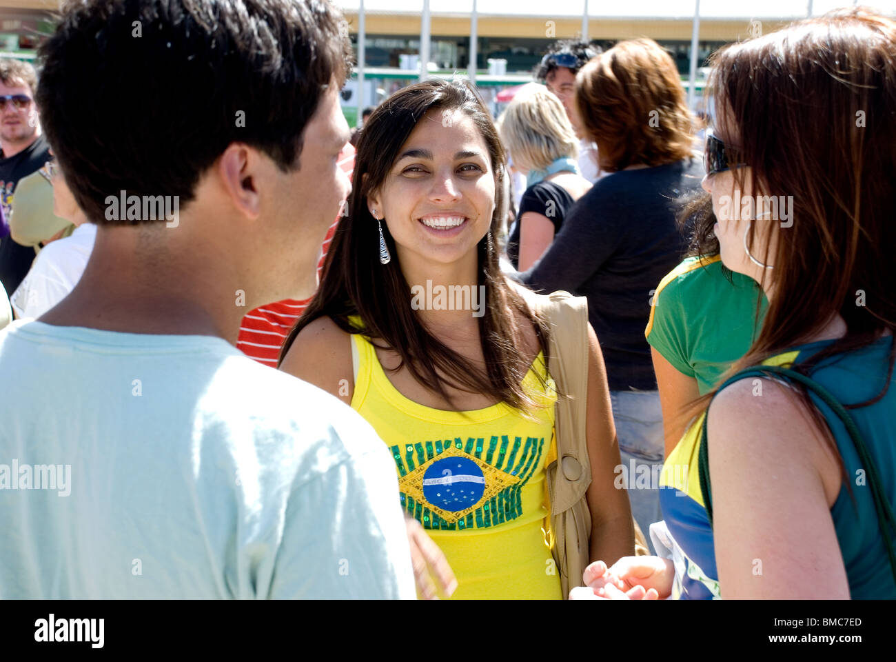 Le persone al festival brasiliano, Federation Square Melbourne Victoria Australia Foto Stock