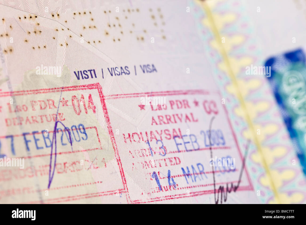 Una pagina del passaporto con i timbri di visto Foto Stock