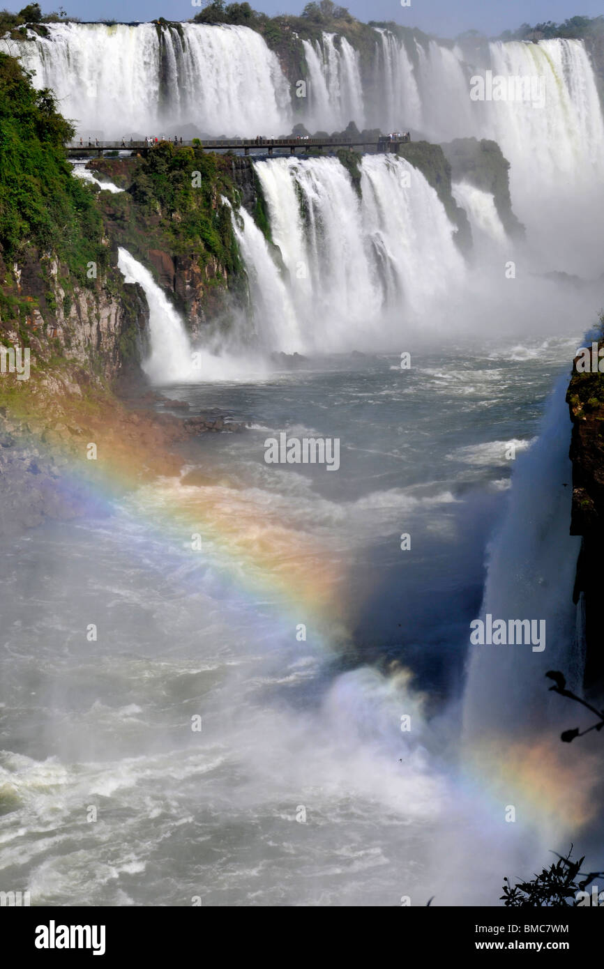 Salto Floriano e rainbow, Iguassu Falls, Parco Nazionale di Iguazu, Puerto Iguazu, Brasile lato presa da Argentina Foto Stock