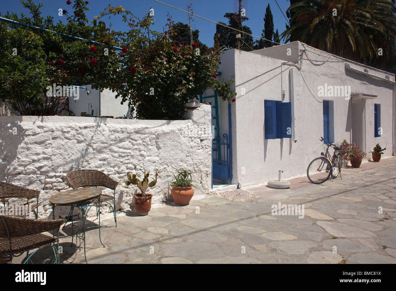 Un unico racconto tradizionale blu e bianco edificio sull'isola di Kos, Grecia Foto Stock