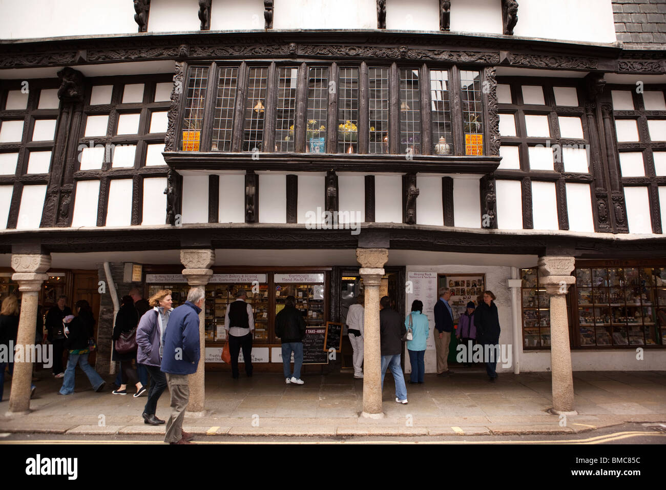 Regno Unito, Inghilterra, Devon, Dartmouth, centro città storico edificio butterwalk, gli acquirenti di arcade Foto Stock