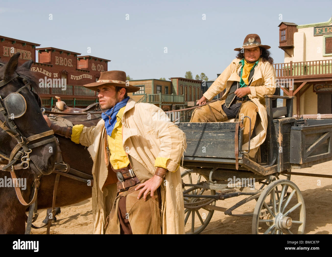 Primo piano di due cowboy in attesa nel vecchio west Foto Stock