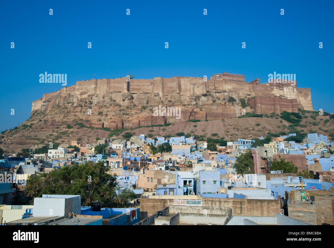 La città blu di Jodhpur verso Forte Mehrangarh in Rajasthan in India Foto Stock