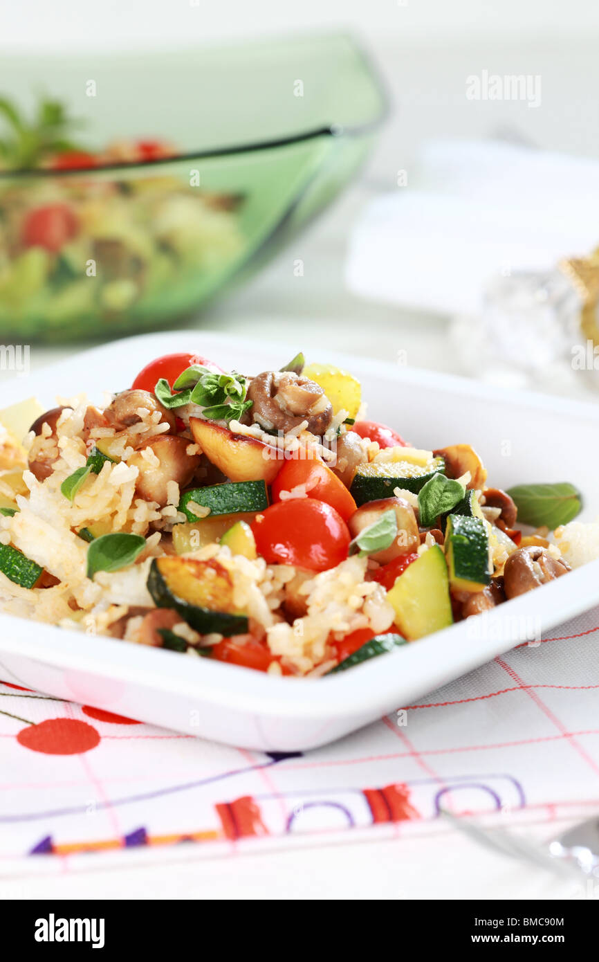 I risotti di verdure con funghi e erbe aromatiche fresche Foto Stock