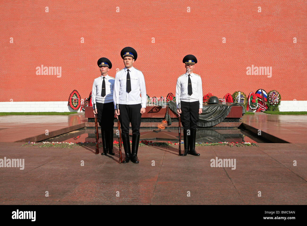 Onore guardie presso la tomba del Milite Ignoto in Alexander giardino, Mosca, Russia Foto Stock