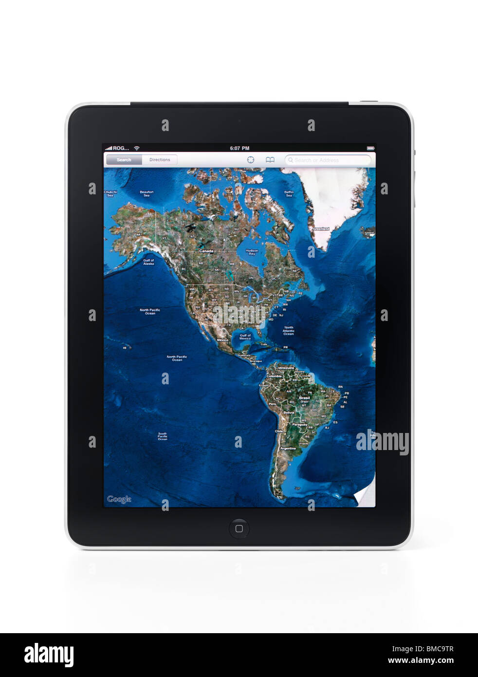 Apple iPad 3G tablet con Google maps visualizzazione di nord e sud America e sul suo schermo. Isolato su sfondo bianco Foto Stock