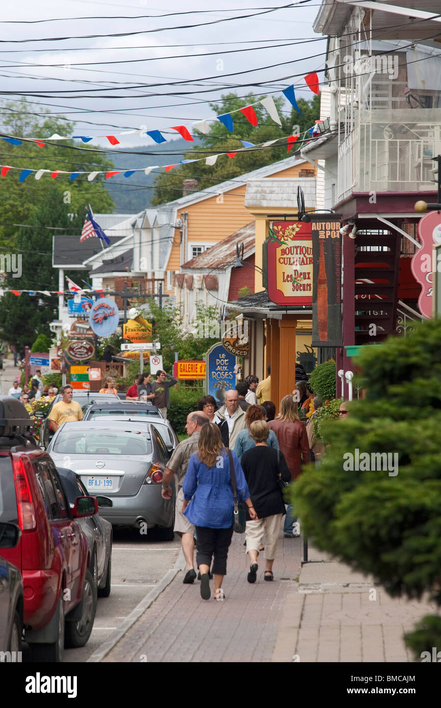 I turisti a piedi sulla strada di Baie-Saint-Paul. Foto Stock
