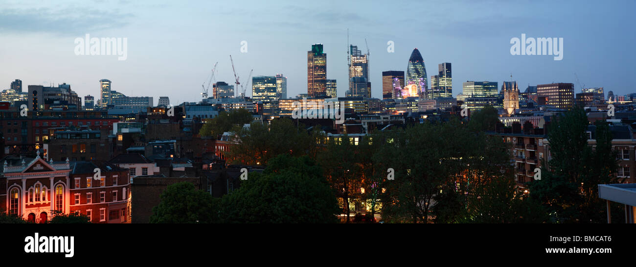 Twilight panorama della città di Londra il Quartiere Finanziario Foto Stock