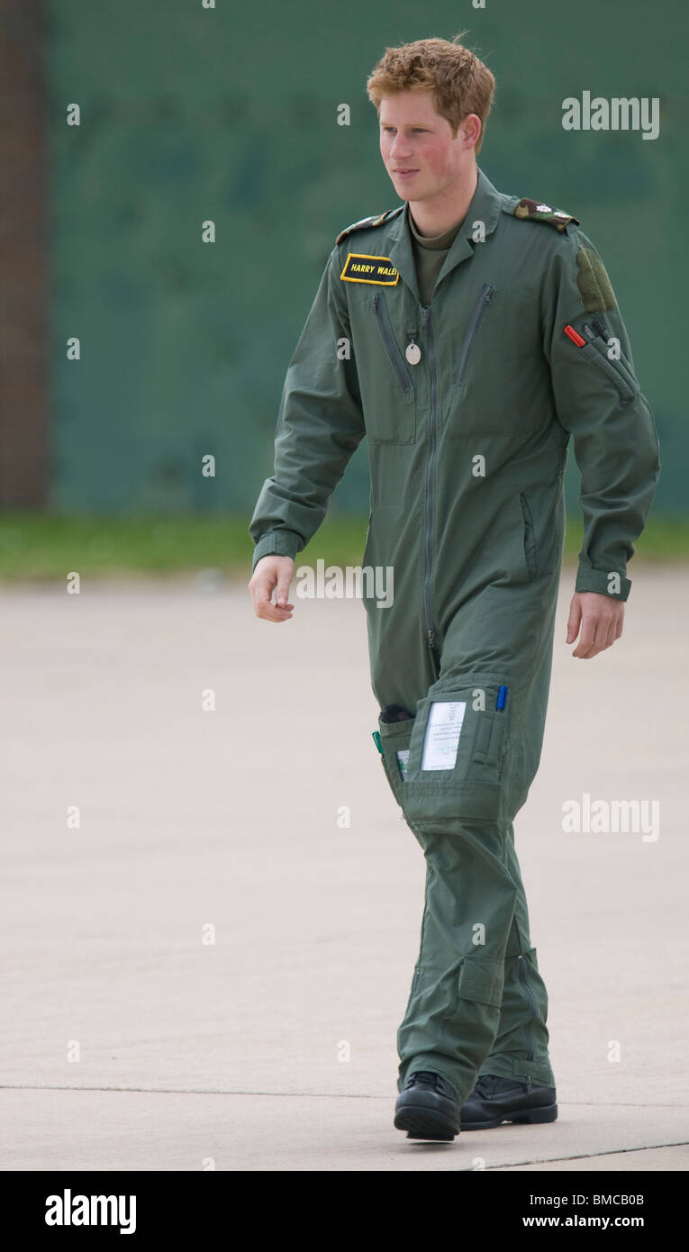 Il principe Harry a REF Shawbury dove ha addestrato con suo fratello il principe Williamto volare elicotteri Foto Stock