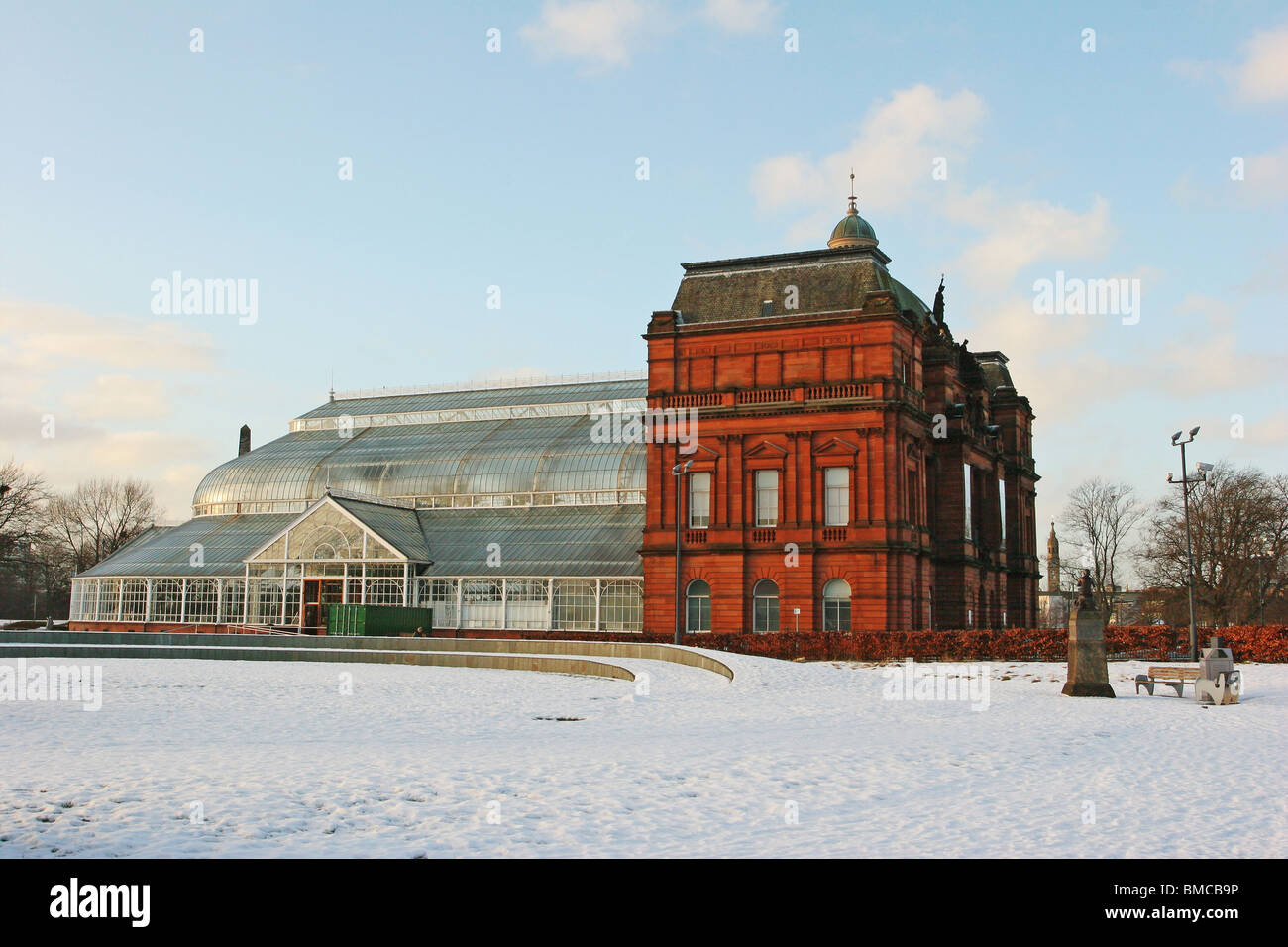 Il Palazzo del Popolo e giardini invernali in Glasgow Foto Stock