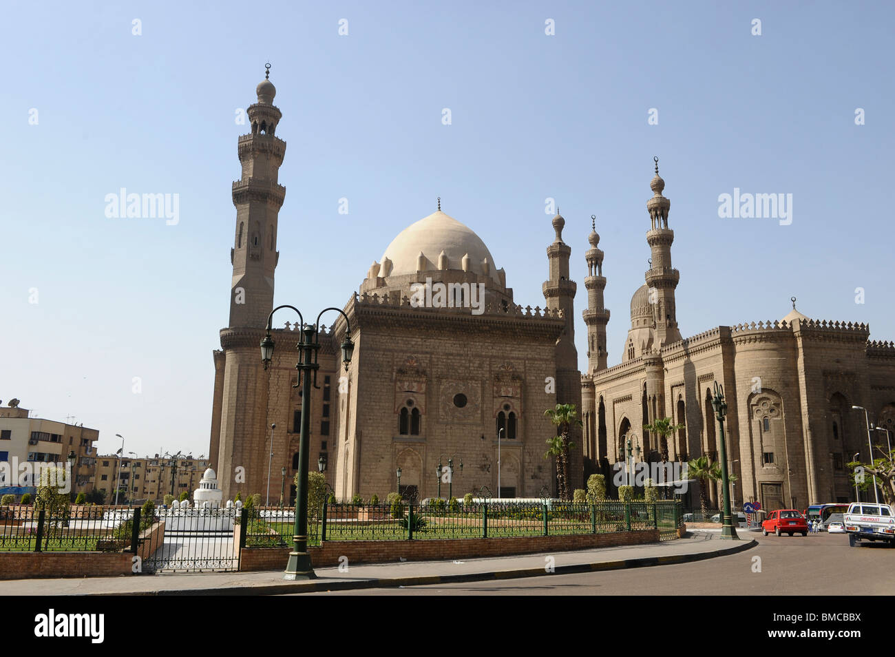 Sultan Moschea Hassan visto da midan al qala'a , Cairo Egitto Foto Stock
