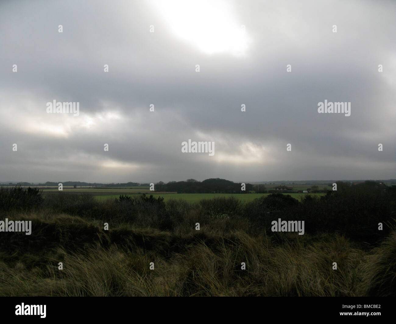 Il ventoso Norfolk della campagna in una giornata nuvolosa. Foto Stock