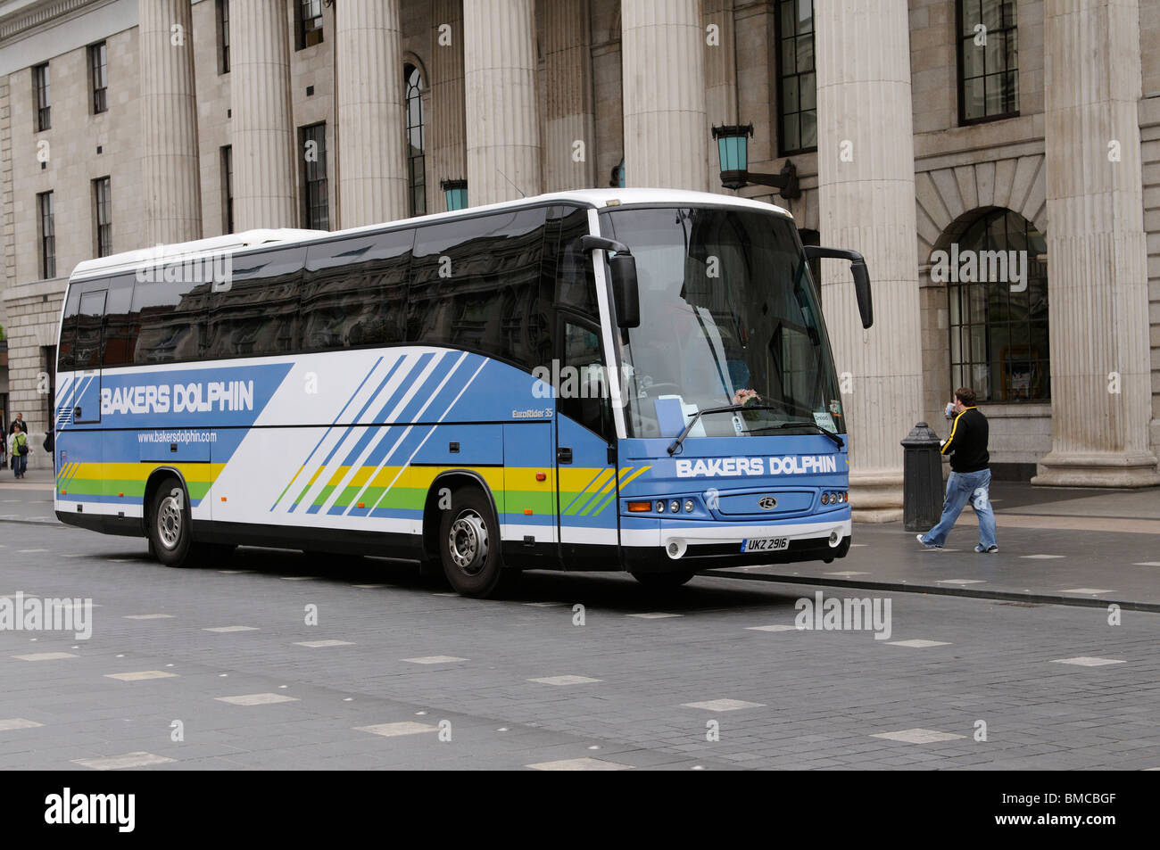 Un fornaio Dolphin tour bus passando per l'Ufficio Generale delle Poste in O'Connell Street Dublino Irlanda. fornai Dolphin una compagnia inglese Foto Stock