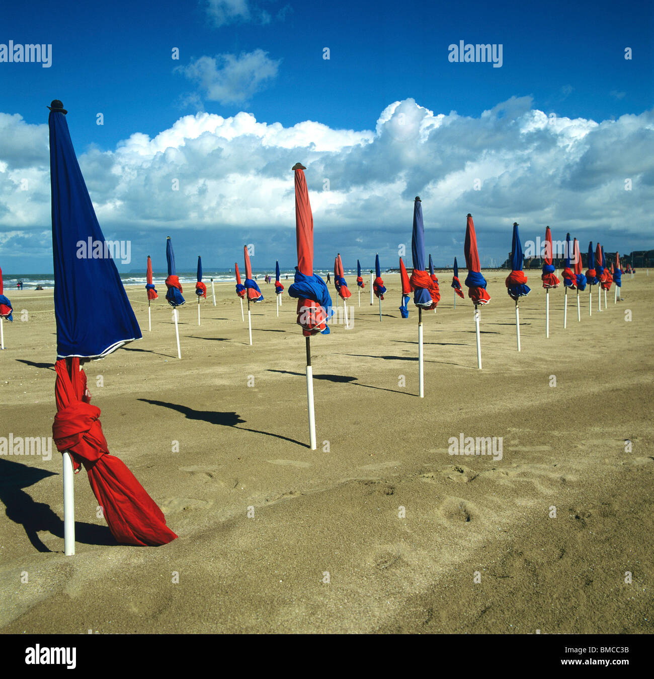 Ripiegate ombrelloni sulla spiaggia di Deauville in Normandie. La Francia. Foto Stock