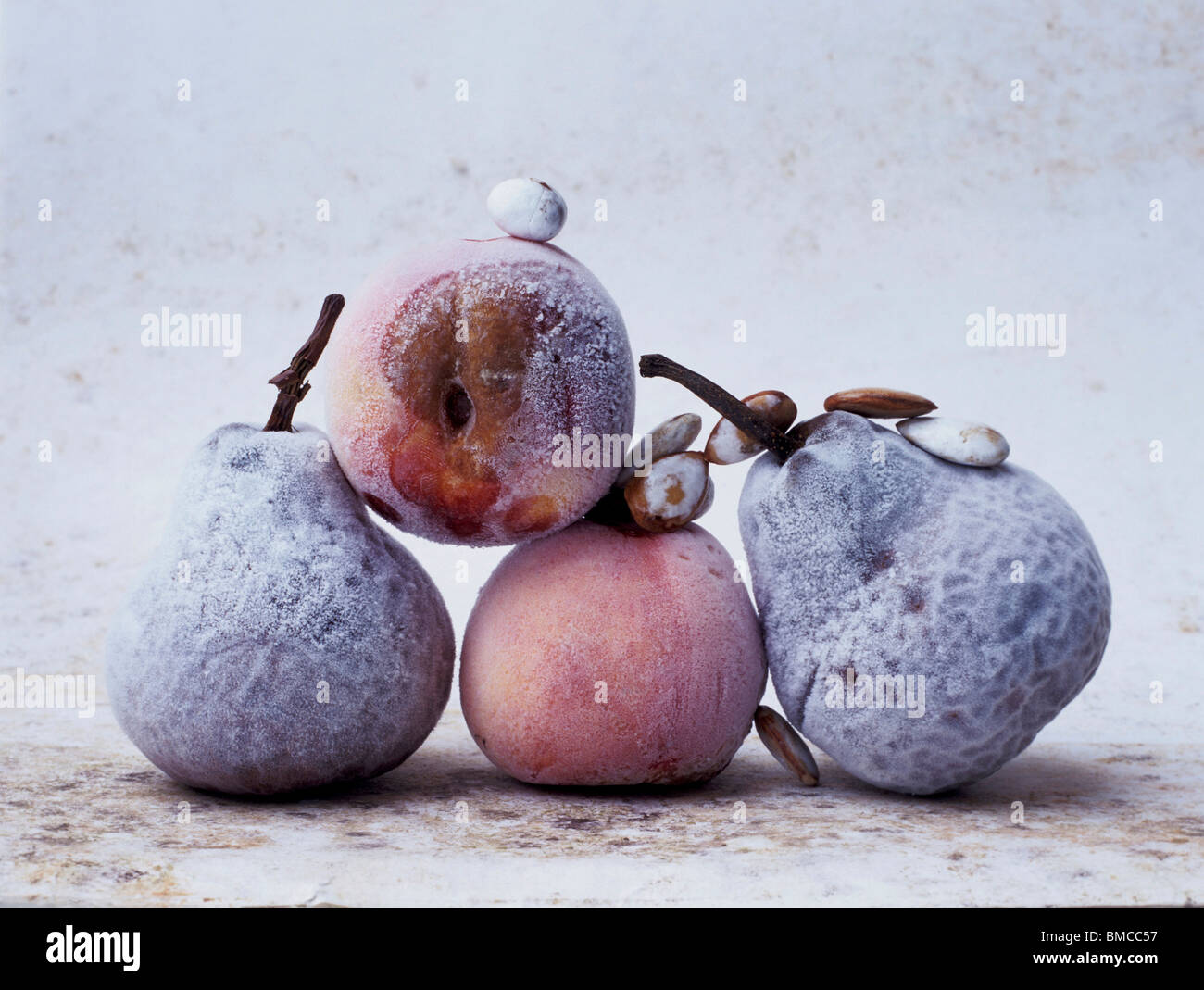 Disposizione esclusiva di frutta smerigliata che mostra texture e forme naturali con uno sfondo minimalista Foto Stock