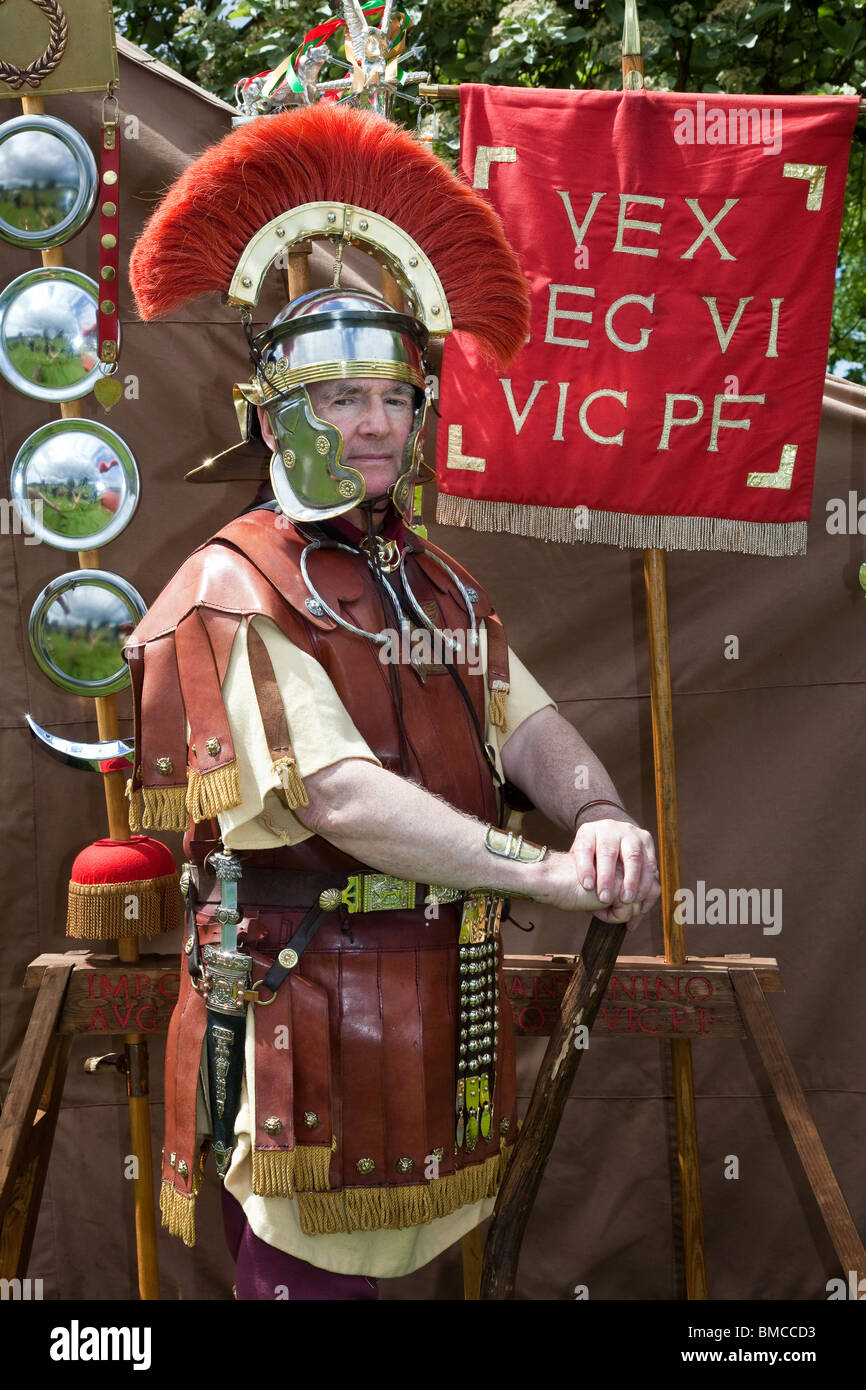 Soldato armato di The Antonine Guard, rievocazione legionario, al Caerlaverock Castle, uniformata centurione romano gladiatore presso l'evento militare, Scozia Foto Stock