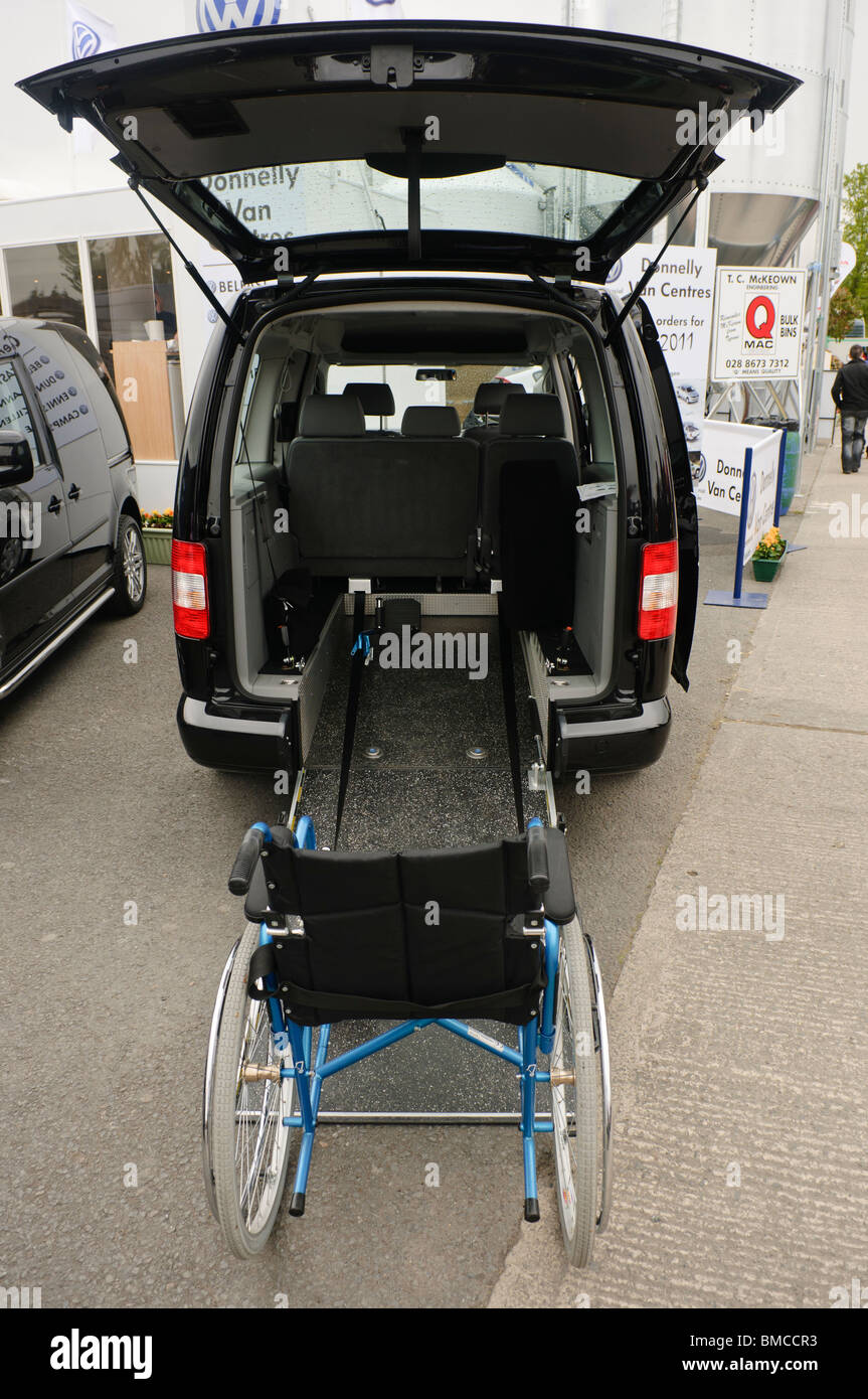 Sedia a rotelle adattate Volkswagen veicolo per il trasporto di persone con una rampa Foto Stock