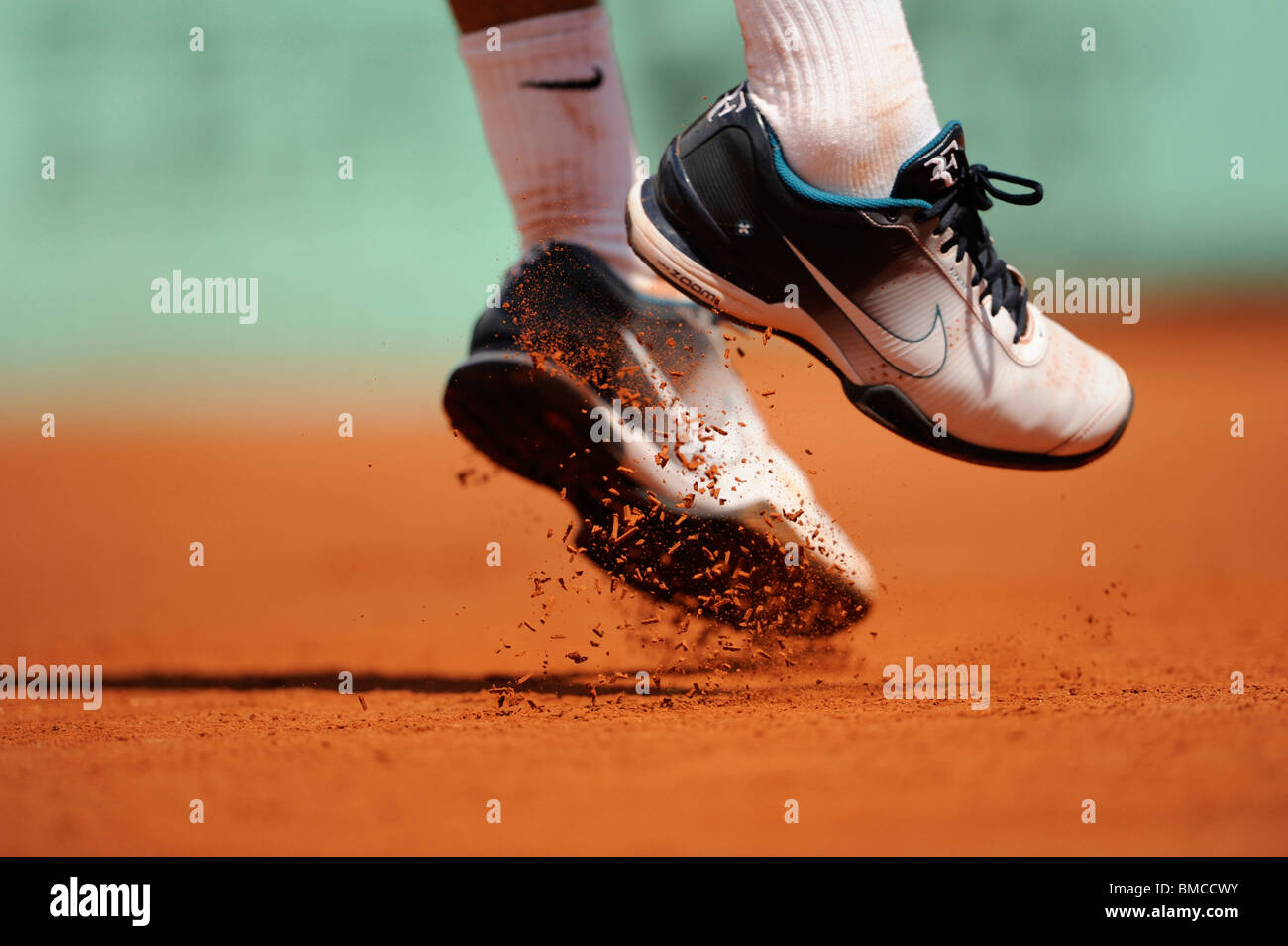 Dettaglio di Roger Federer (SWI) piedi sull'argilla corte di Roland Garros durante i 2010 francesi aperti Foto Stock