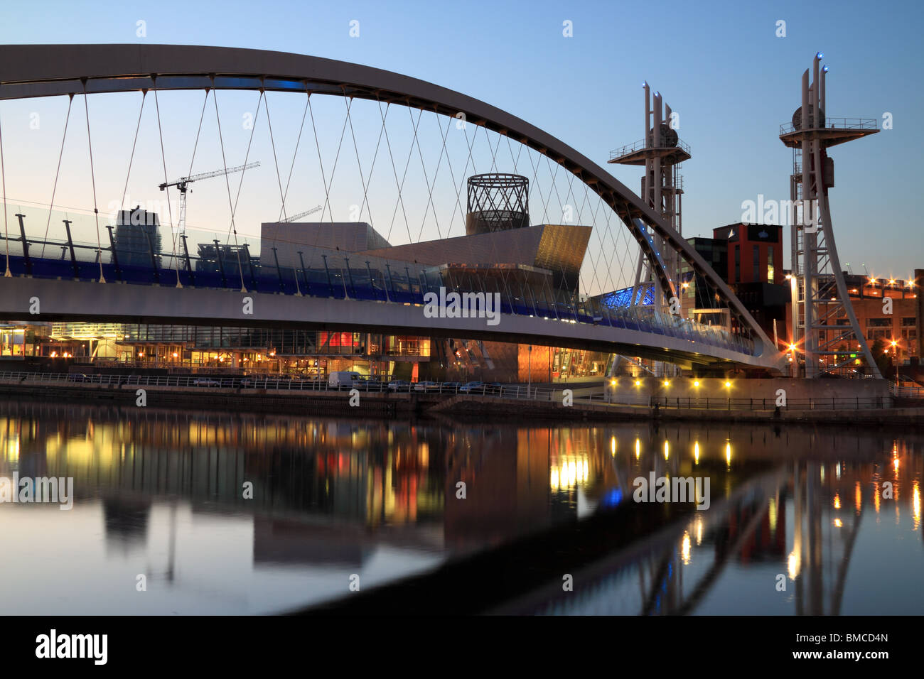 Il Millennium Bridge e Lowry gallery & Theatre, a Salford Quay, Greater Manchester, Inghilterra nordoccidentale Foto Stock