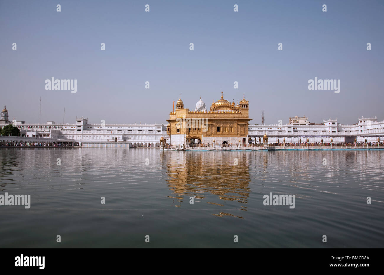 Tempio d'oro o Sri Darbar Sahib ad Amritsar (India). I sikh in tutto il mondo ogni giorno volete pagare visita nello Sri Amritsar. Foto Stock