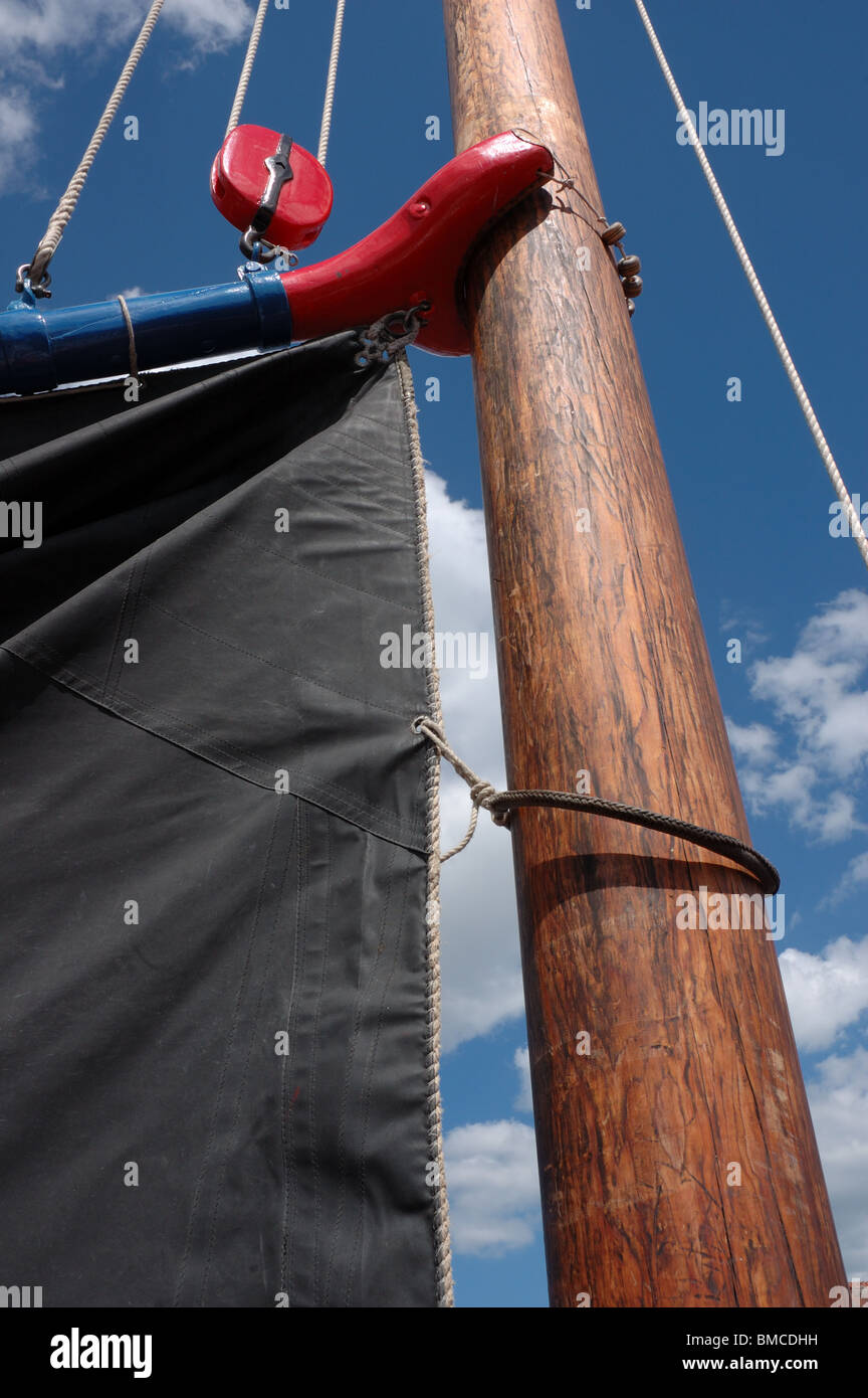 Il montante e la vela della storica Norfolk trading wherry Albion, Broads National Park Foto Stock