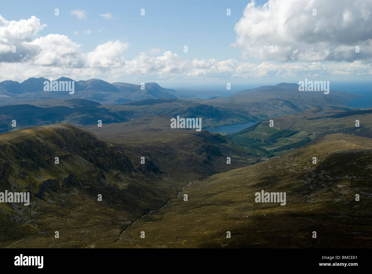 Un Teallach e Loch scopa dall Eididh nan Clach Geala, Inverlael foresta, a est di Ullapool, regione delle Highlands, Scotland, Regno Unito. Foto Stock
