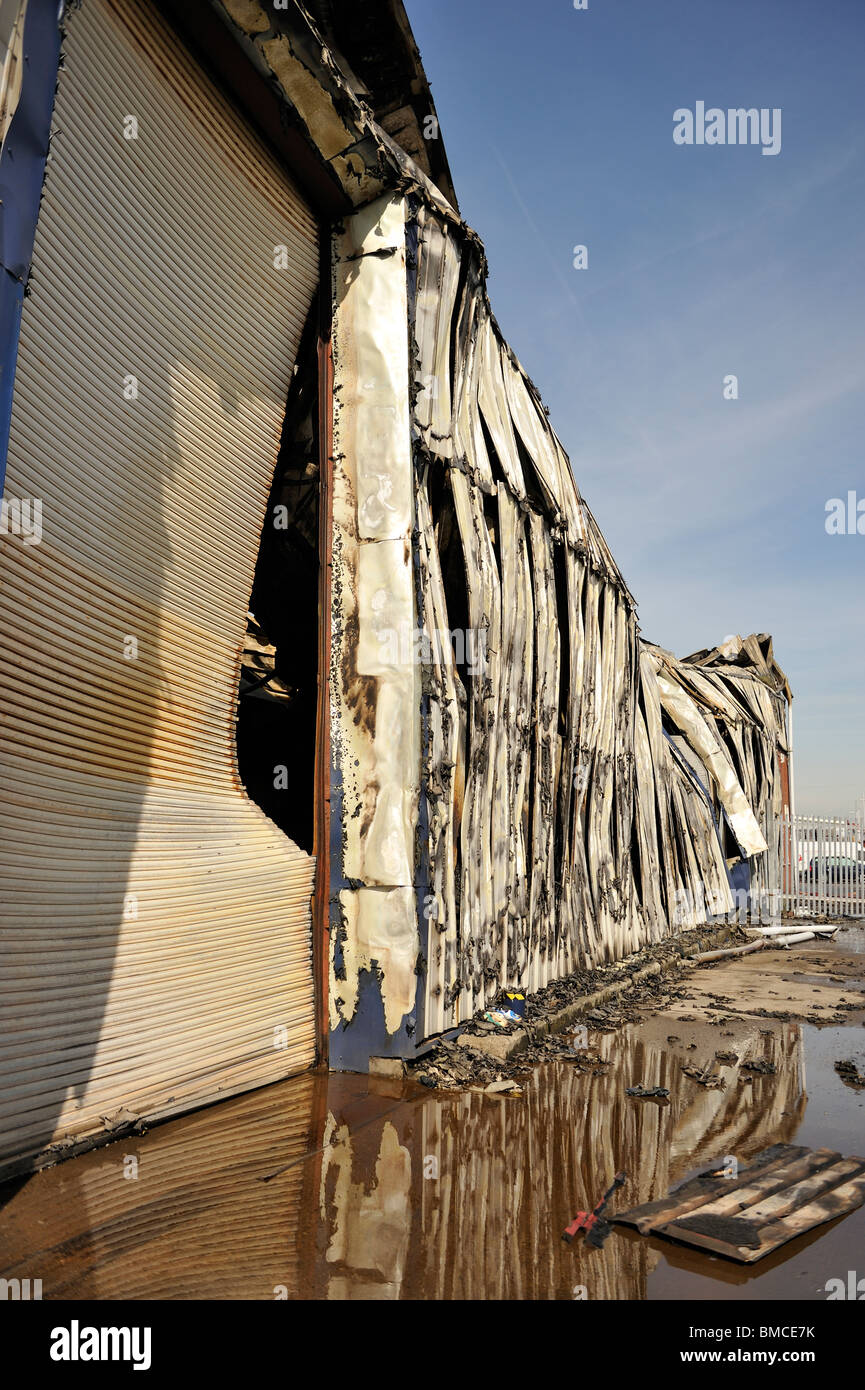 Magazzino di fabbrica di FIRE è crollato in acciaio rivestimento a parete Foto Stock