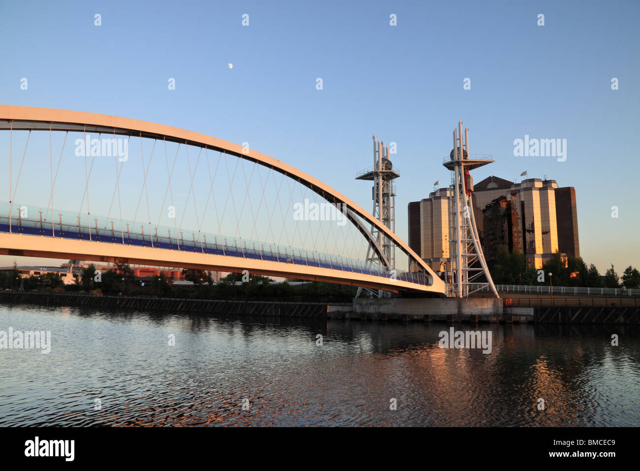Il Millennium Bridge vicino alla galleria di Lowry a Salford Quays, Manchester, Nord Ovest Inghilterra Foto Stock