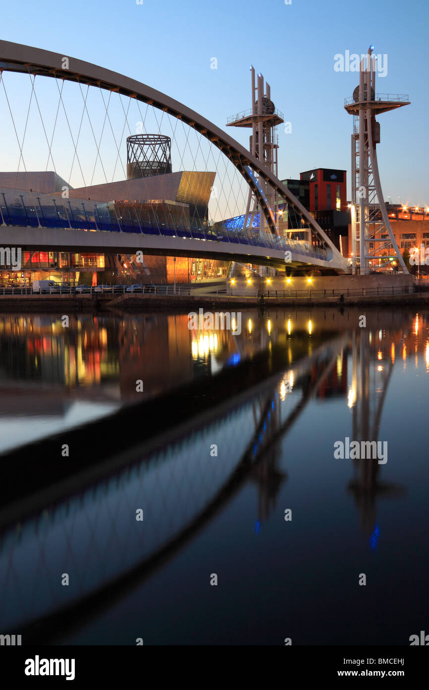 Il Millennium Bridge e Lowry gallery & Theatre, a Salford Quay, Greater Manchester, Inghilterra nordoccidentale Foto Stock