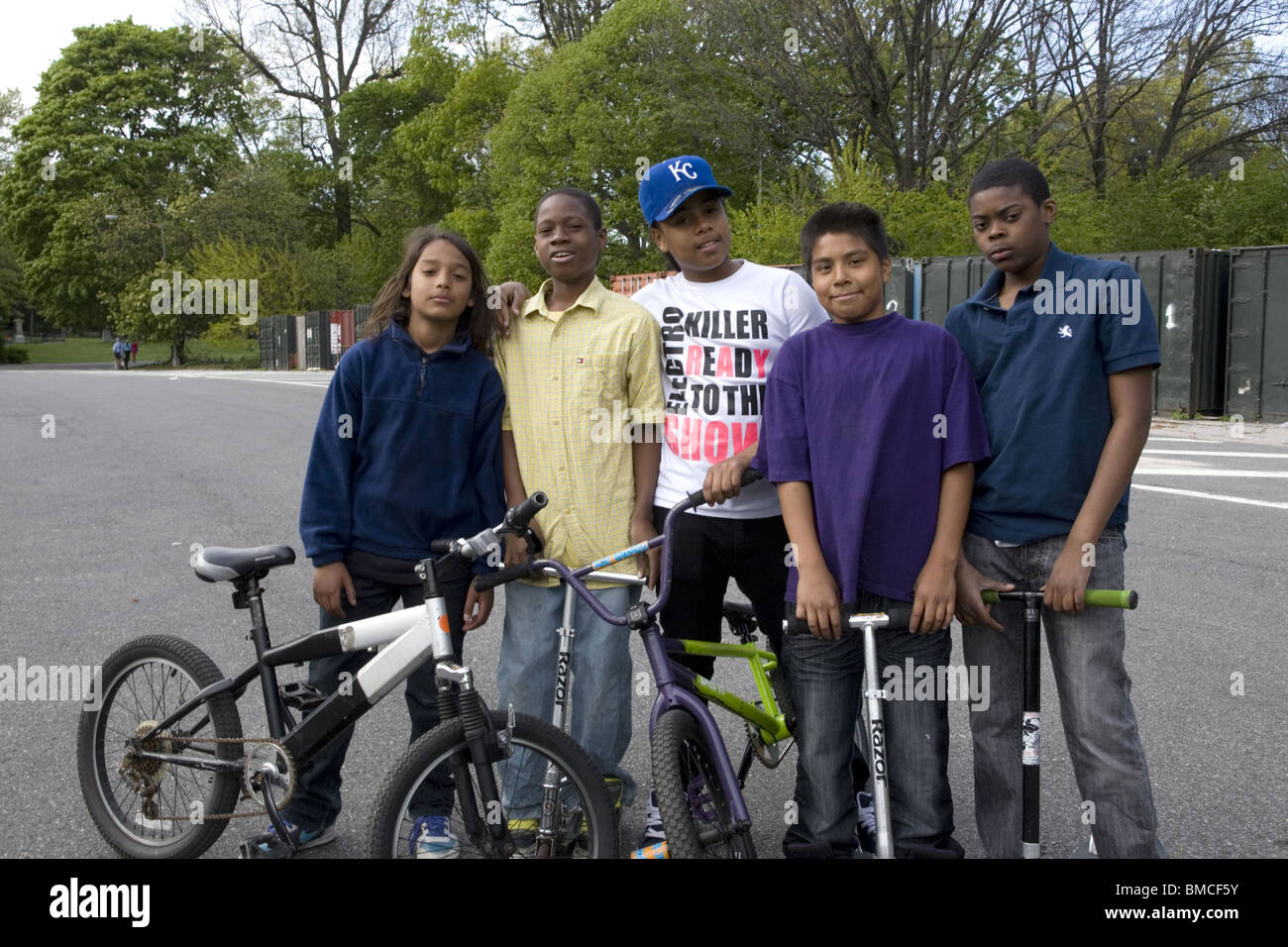 Gruppo di amici preteen a Prospect Park a Brooklyn, NY su una giornata di primavera. Foto Stock