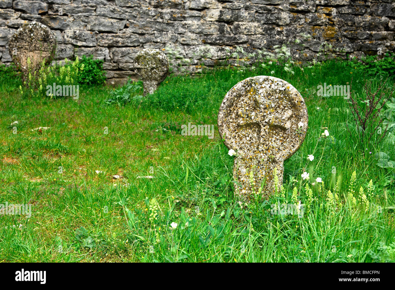 Hilarri, medievale di forma discoidale steli funerarie, La Couvertoirade, Aveyron, Francia Foto Stock