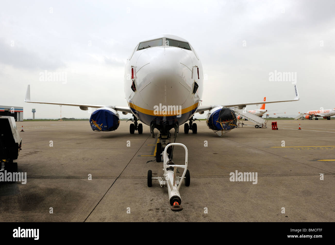 Ryanair piano sul cavalletto con il rimorchiatore attaccato Foto Stock