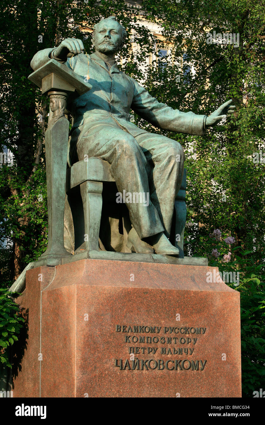 Un monumento al russo compositore classico Pyotr Ilyich Tchaikovsky al di fuori del Conservatorio di Mosca, Russia Foto Stock