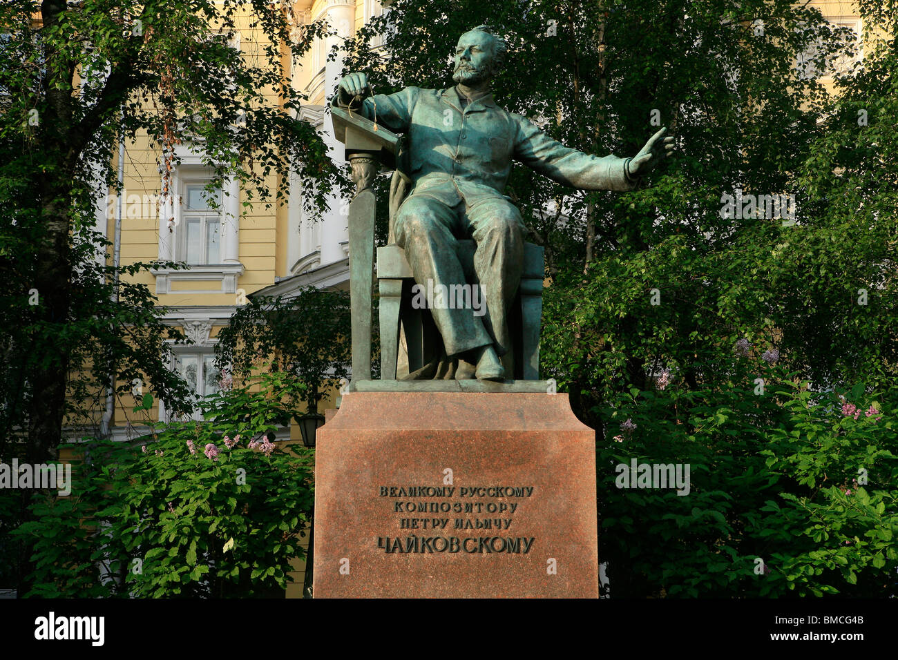 Un monumento al russo compositore classico Pyotr Ilyich Tchaikovsky al di fuori del Conservatorio di Mosca, Russia Foto Stock