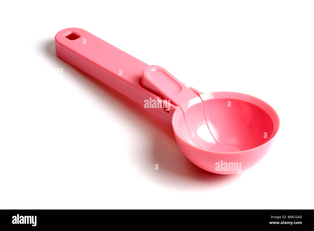 Pink ice cream scoop isolati su sfondo bianco Foto Stock