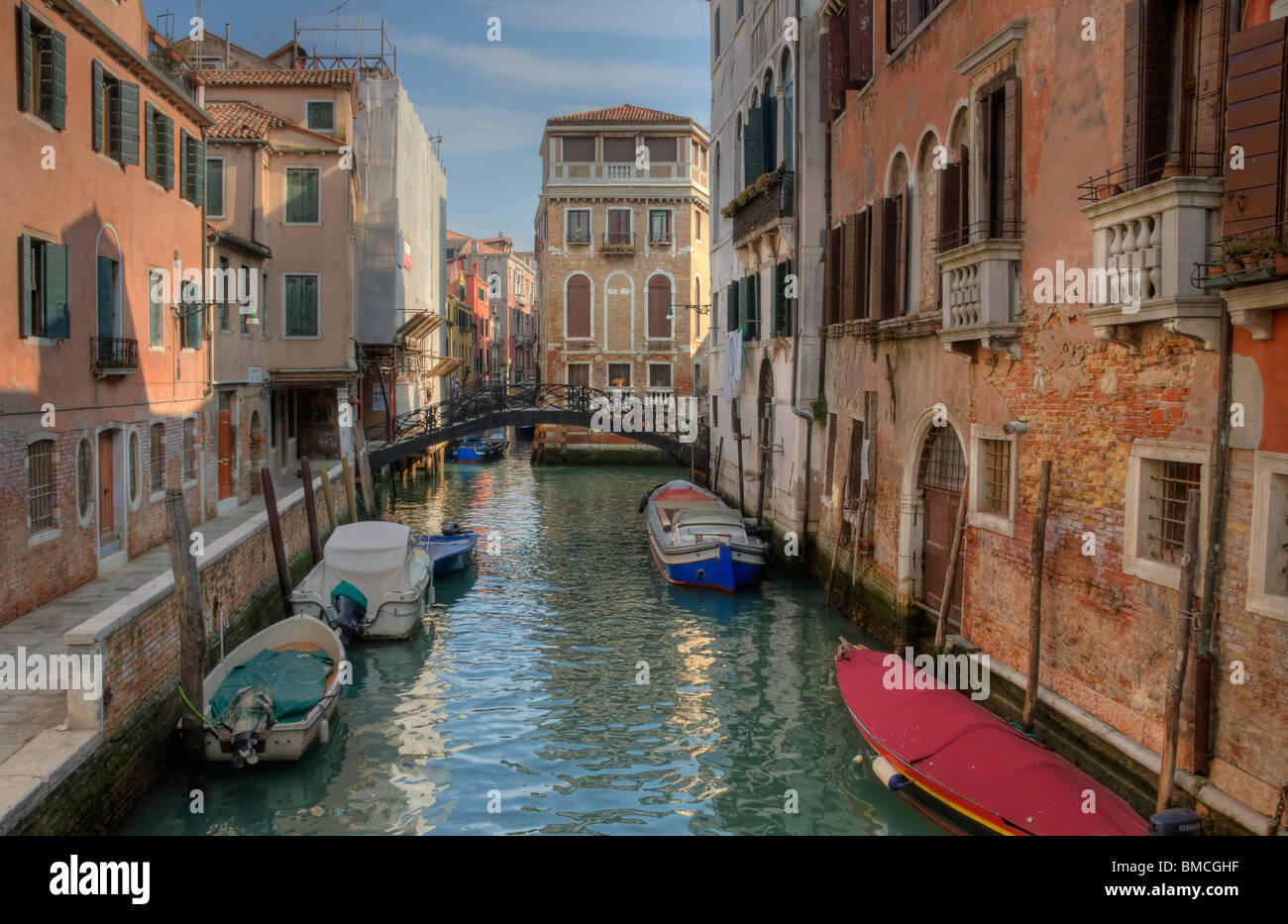 Backstreet Canal a Venezia, Italia, mostra bella morbida luce riflessa sull'acqua ed edifici Foto Stock