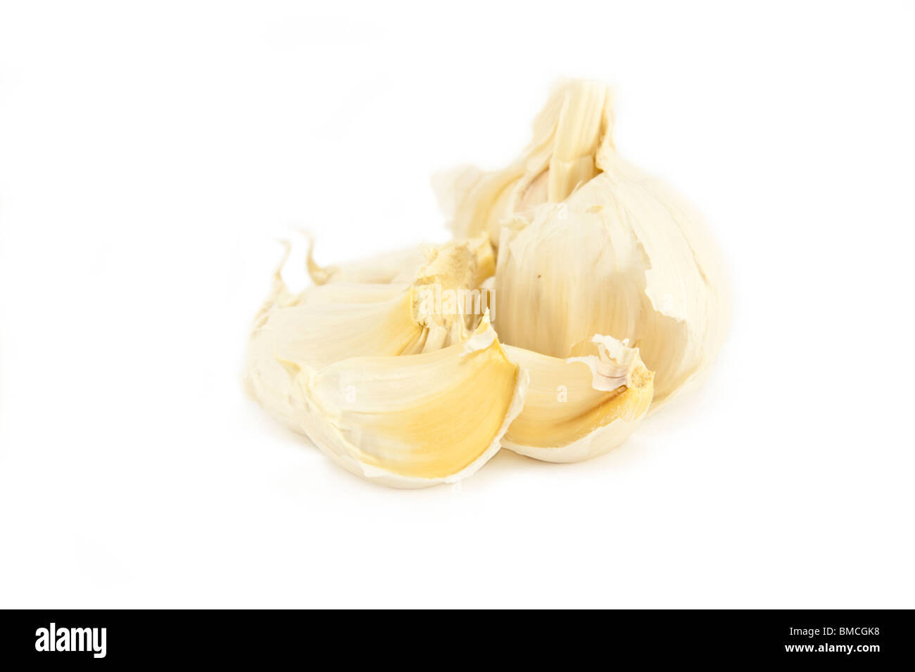 Spicchi di aglio su bianco Foto Stock