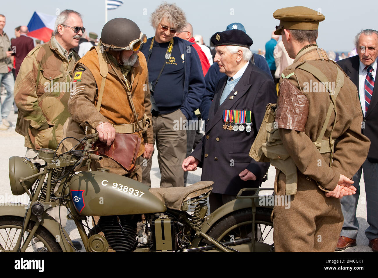 WW2 veterani con re-enactors al settantesimo anniversario di Dunkerque Foto Stock