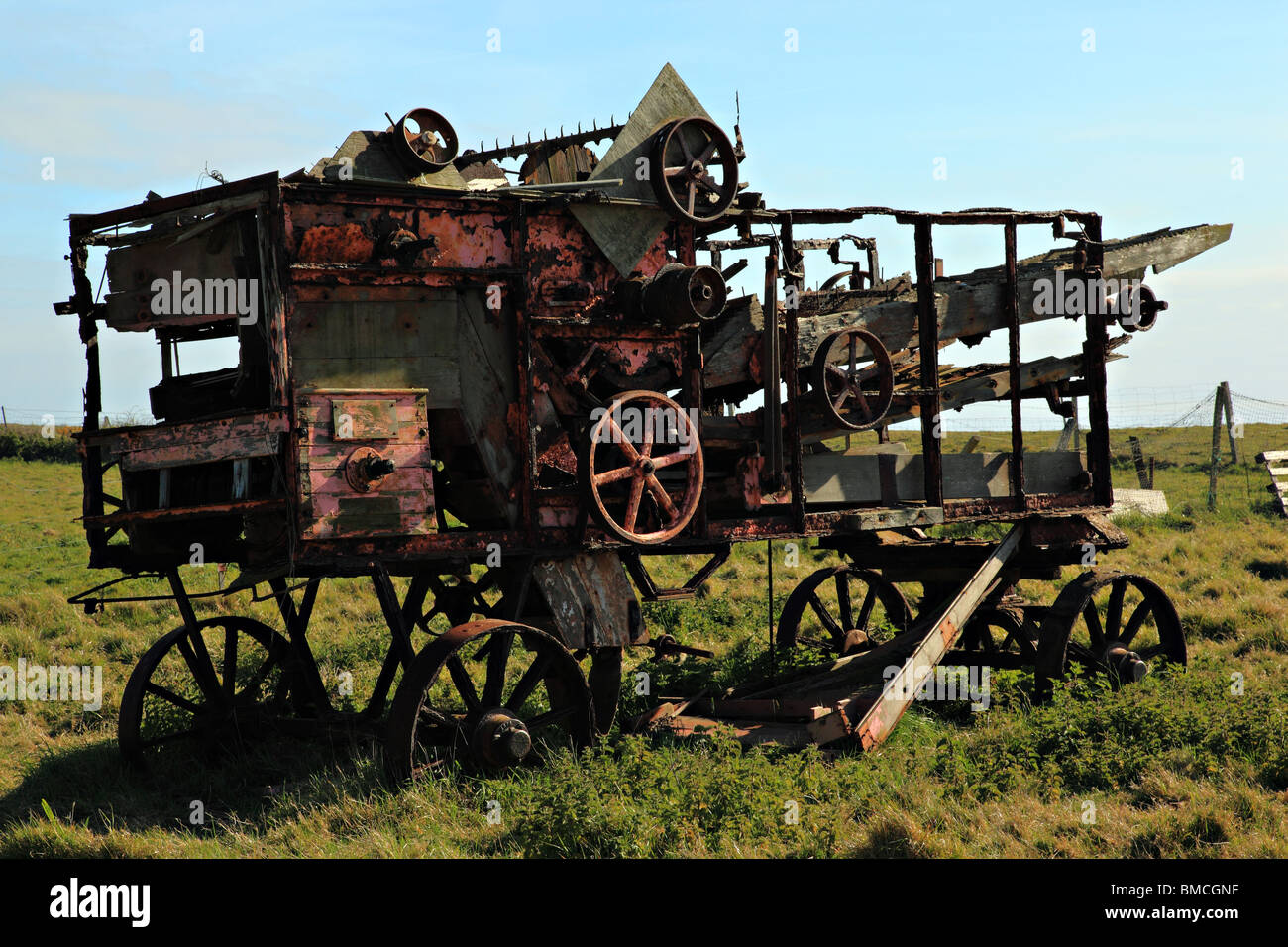 Vecchi macchinari agricoli, Alderney, Channel Island, Regno Unito Foto Stock