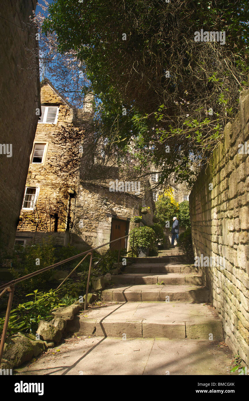 Fasi di Barton cottage sulla strada ripida nel verde di Bradford On Avon. Foto Stock