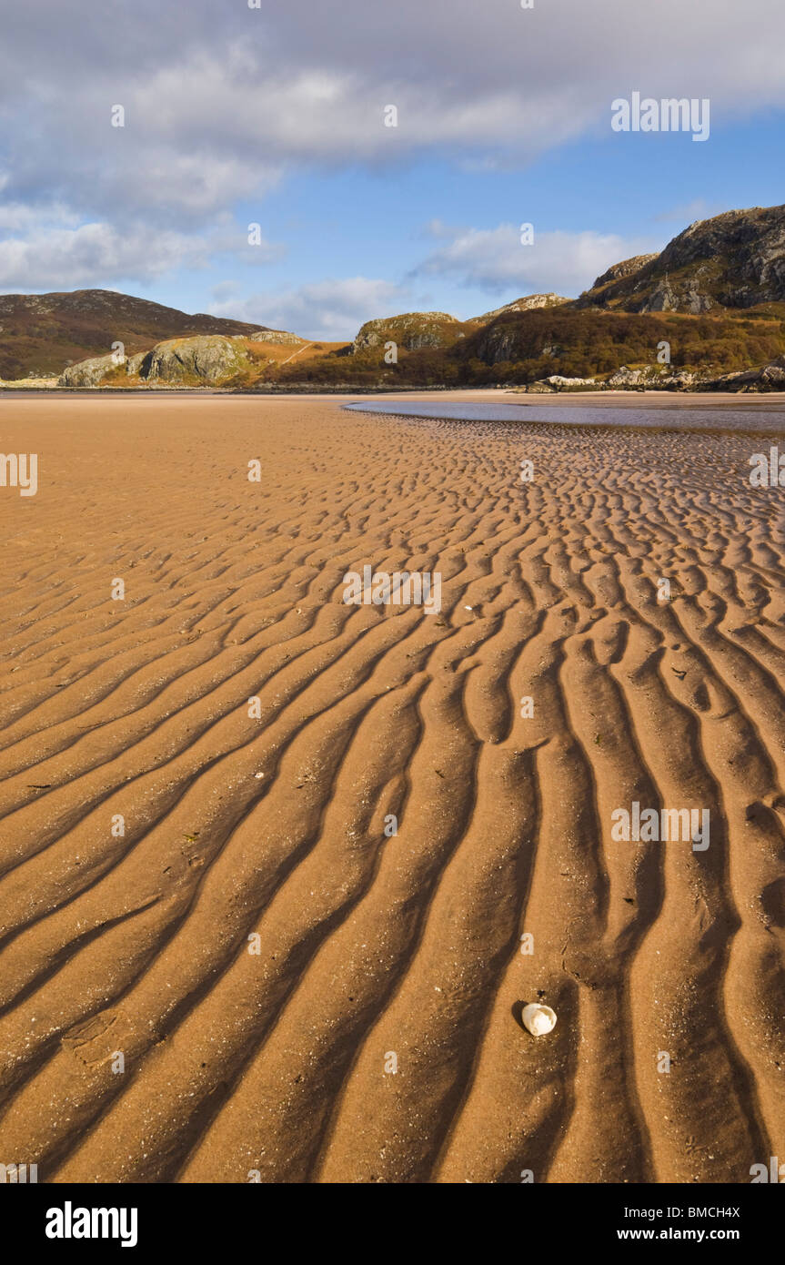 La sabbia di increspature sulla piccola spiaggia Gruinard, Gruinard Bay, Wester Ross, a nord-ovest della Scozia, GB, Regno Unito e Unione europea, Europa Foto Stock