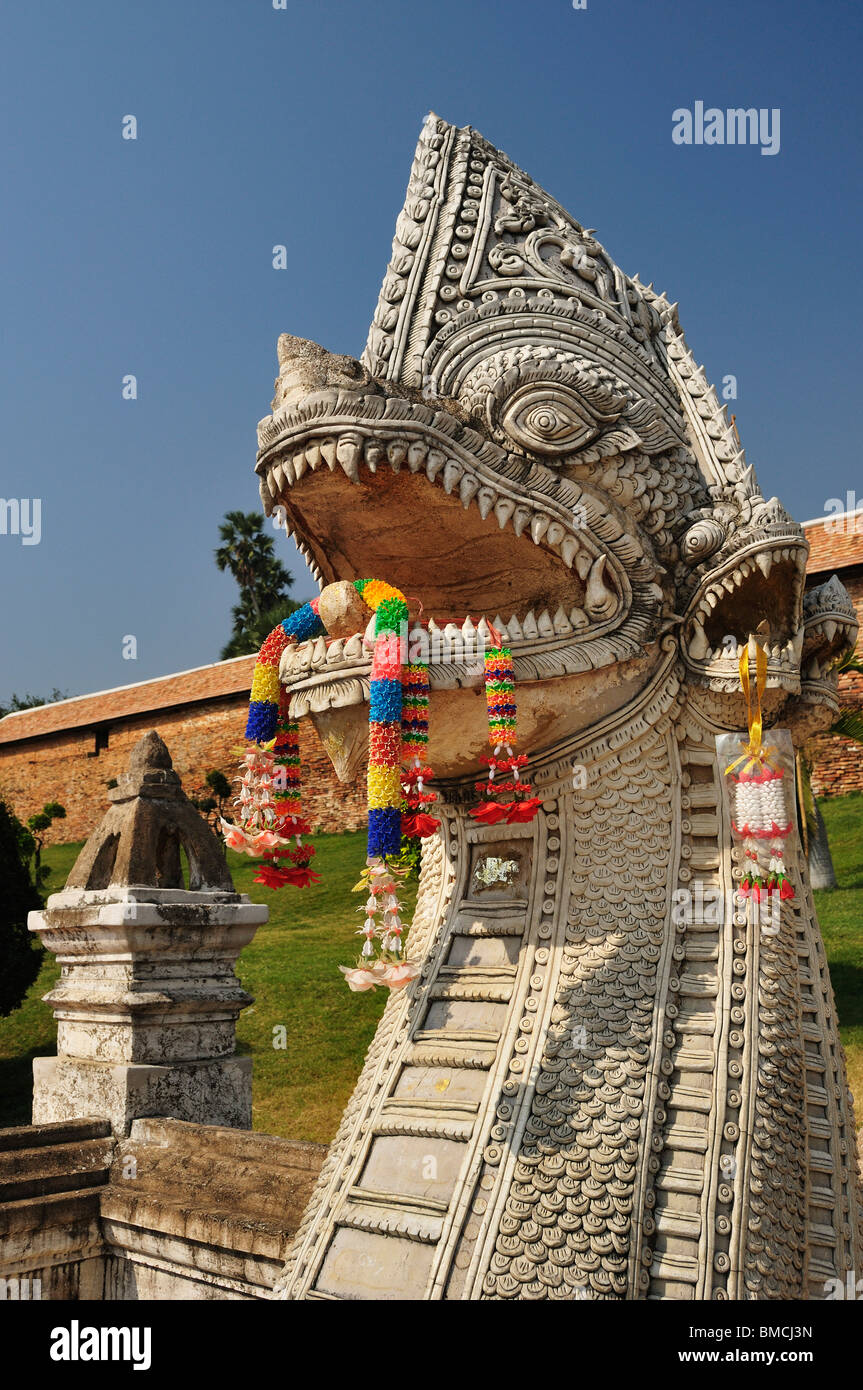 Statua, Wat Phra That Lampang Luang, Lampang, Thailandia Foto Stock