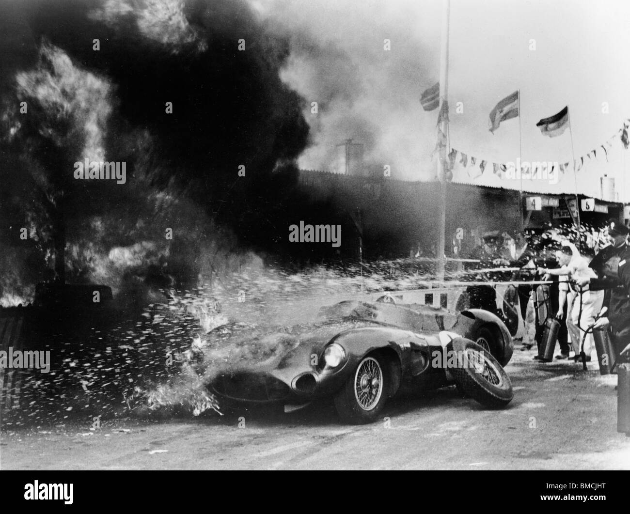 Aston Martin DBR1 pilotato da Stirling Moss prende fuoco ai box a Goodwood Tourist Trophy 1959 Foto Stock