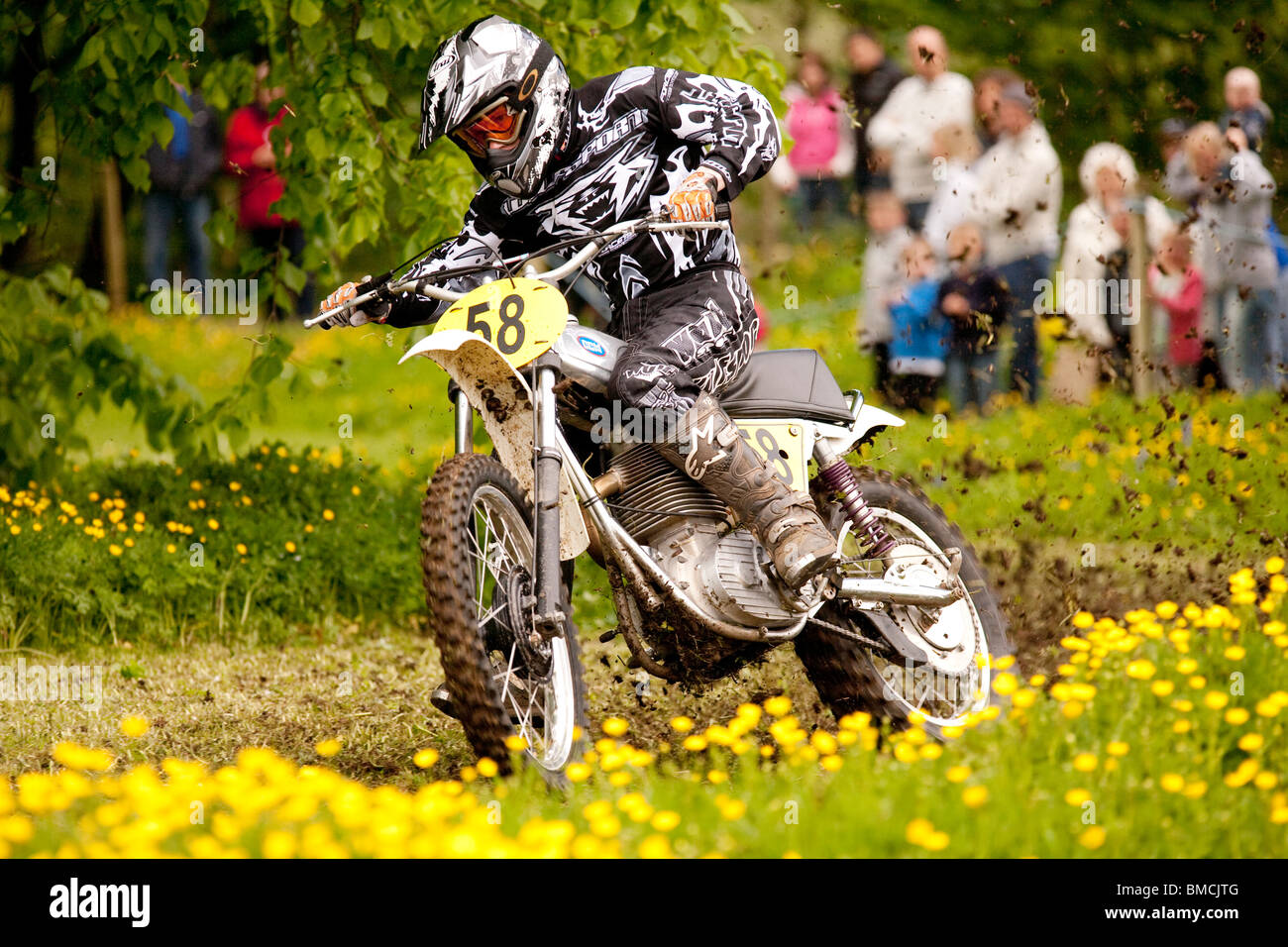 Classic demo di motocross presso la Baronia College open day moto scrambler dirt bike racing attraverso il campo vicino a Dumfries Regno Unito Foto Stock