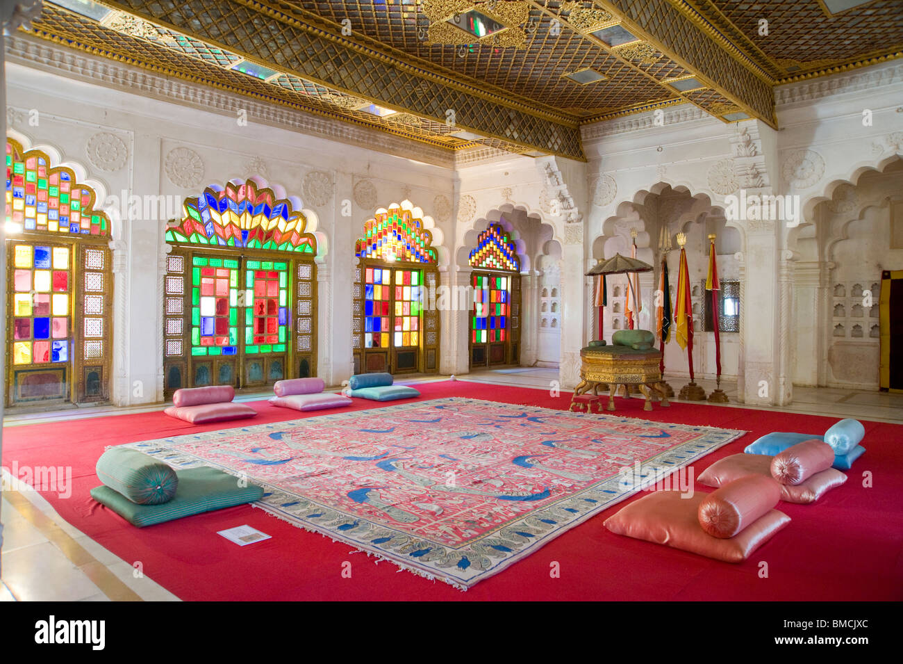 Colorate in vetro colorato del Maharaja della sala del trono, Forte Mehrangarh Jodhpur Rajasthan in India Foto Stock