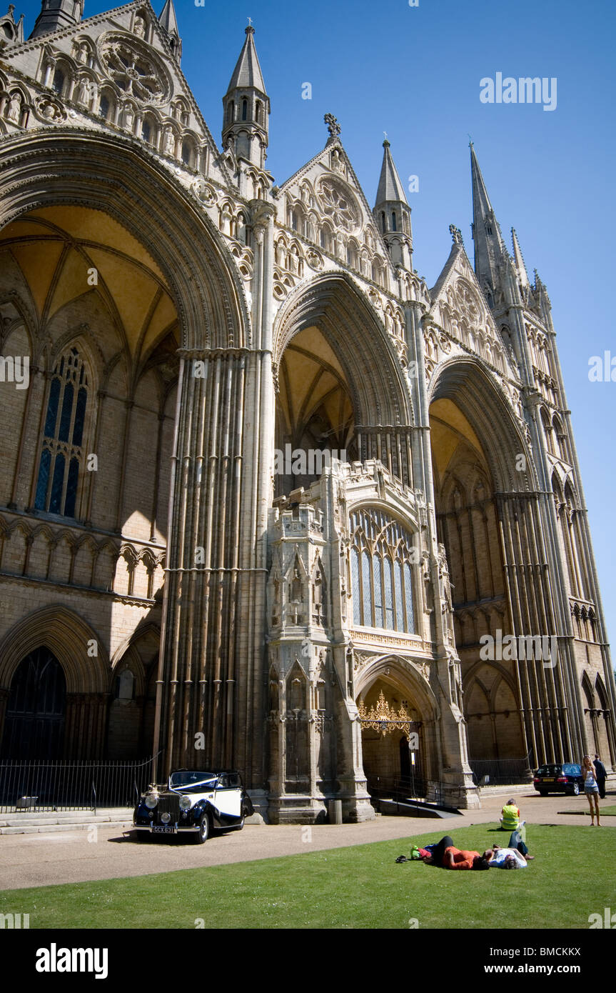 Peterborough Cathedral i religiosi del luogo di culto della religione uk facciata ornata di elevazione architettura Foto Stock
